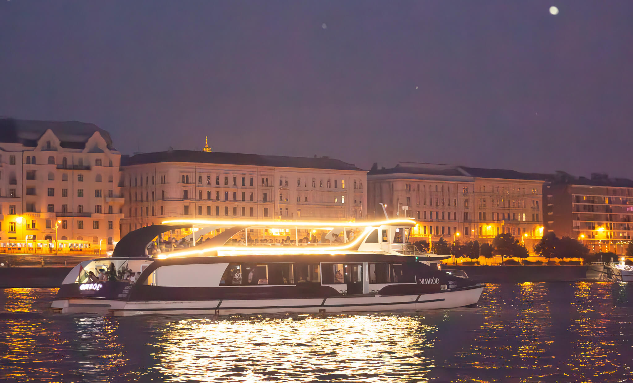 Budapesti vacsorahajó a Dunán