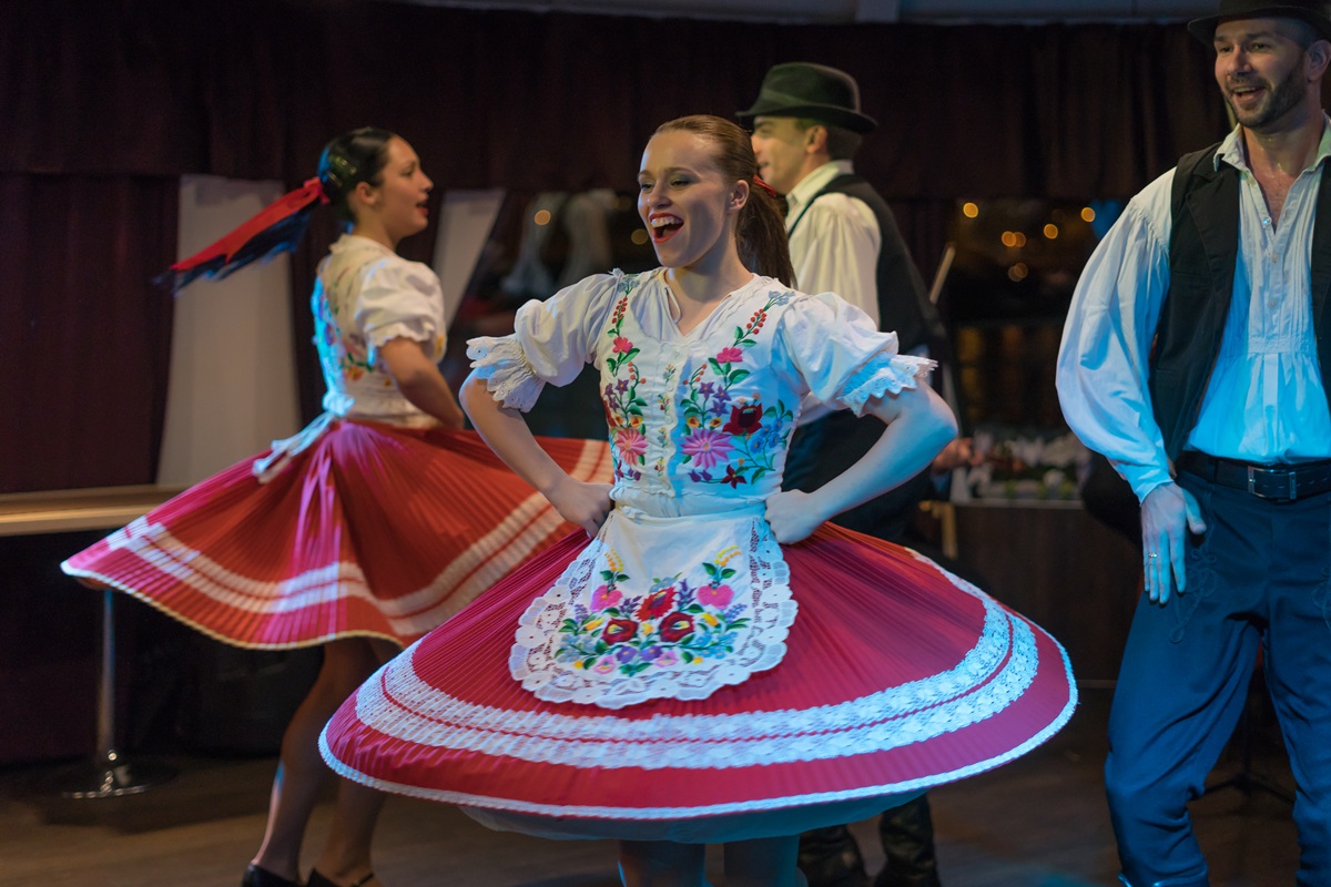 Folklór operett hajo